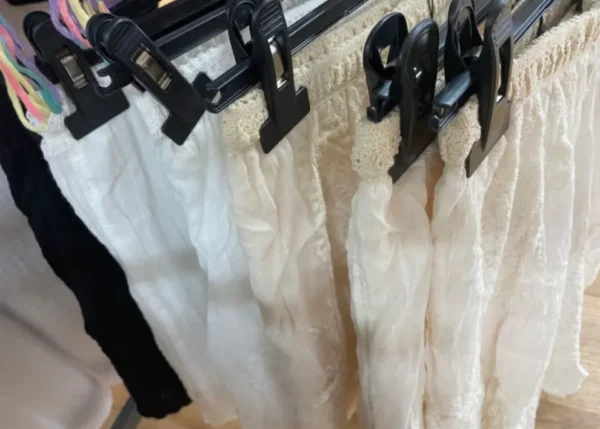 Jupe courte en dentelle – Image 2