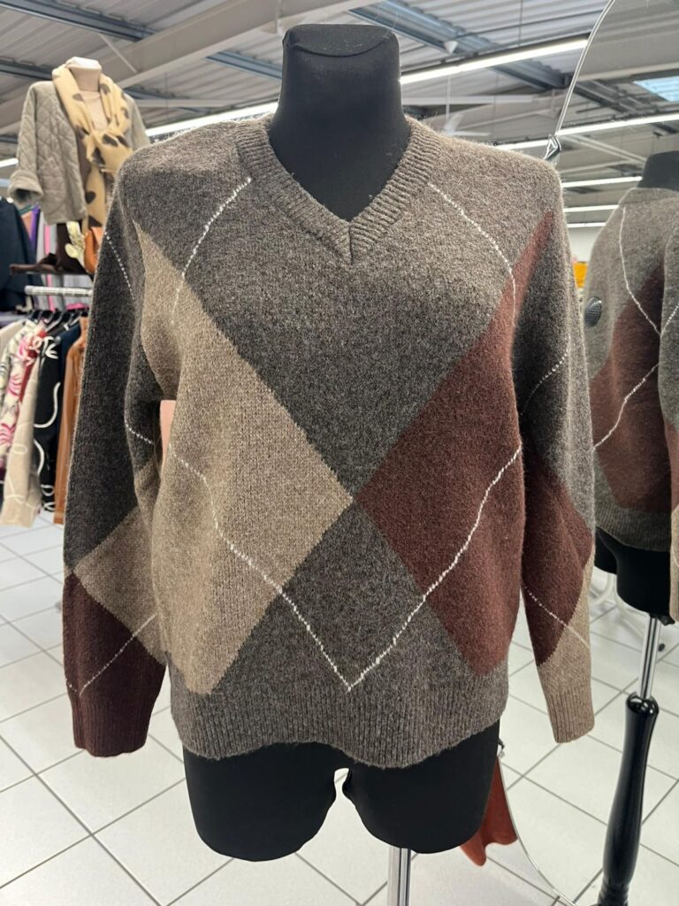Pull Homme Airness Col V à Motif Losange Rose – Taille L – Occasion Très Bon État